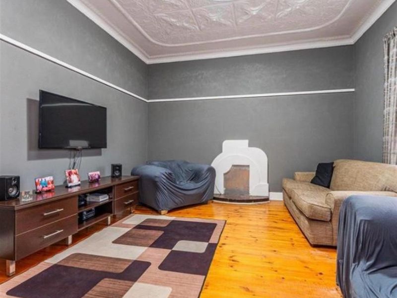 Spacious Renovated 3-Bedroom Home with Large Yard, Garage and Extra Cottage Space: Krugersdorp North - Photo 5