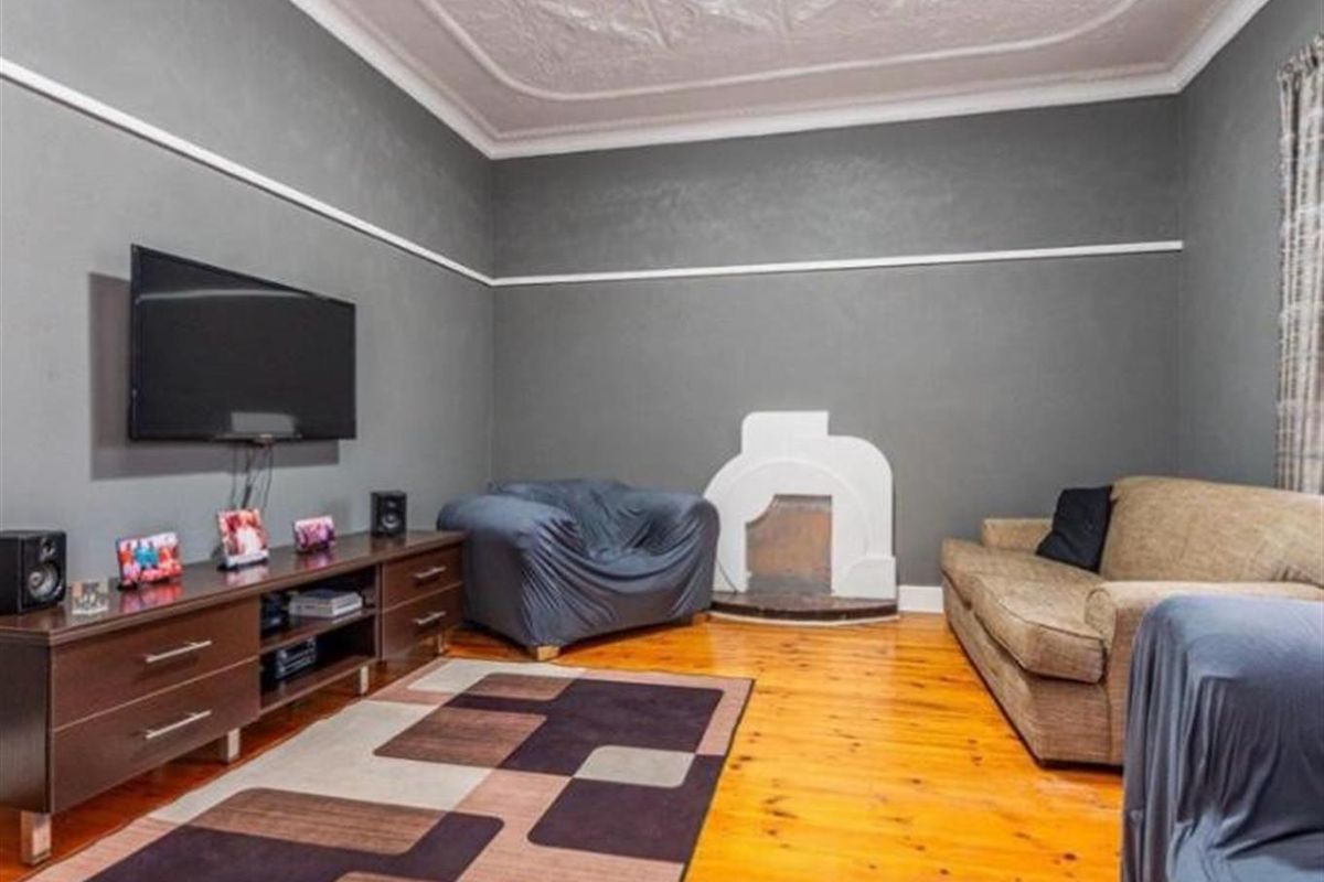 Spacious Renovated 3-Bedroom Home with Large Yard, Garage and Extra Cottage Space: Krugersdorp North - Photo 5