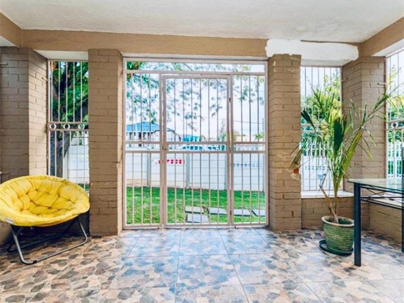 Spacious Renovated 3-Bedroom Home with Large Yard, Garage and Extra Cottage Space: Krugersdorp North - Photo 4