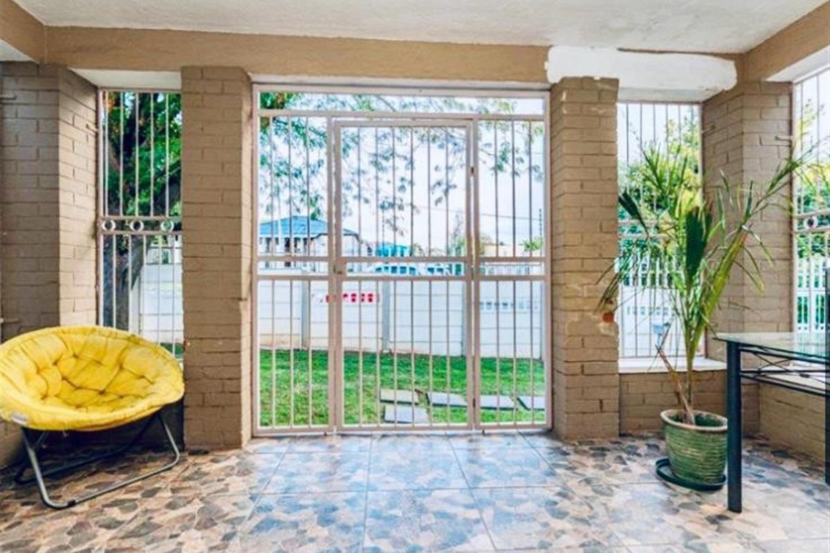 Spacious Renovated 3-Bedroom Home with Large Yard, Garage and Extra Cottage Space: Krugersdorp North - Photo 4