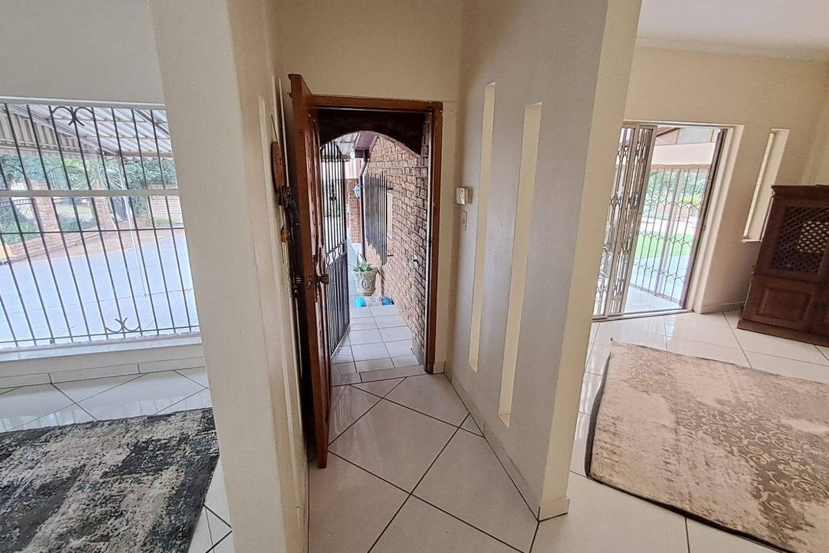 3 Bedroom House For Sale in Wierda Park, Centurion - Photo 2