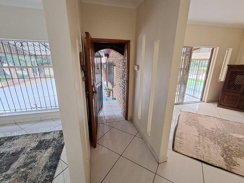3 Bedroom House For Sale in Wierda Park, Centurion - Photo 2