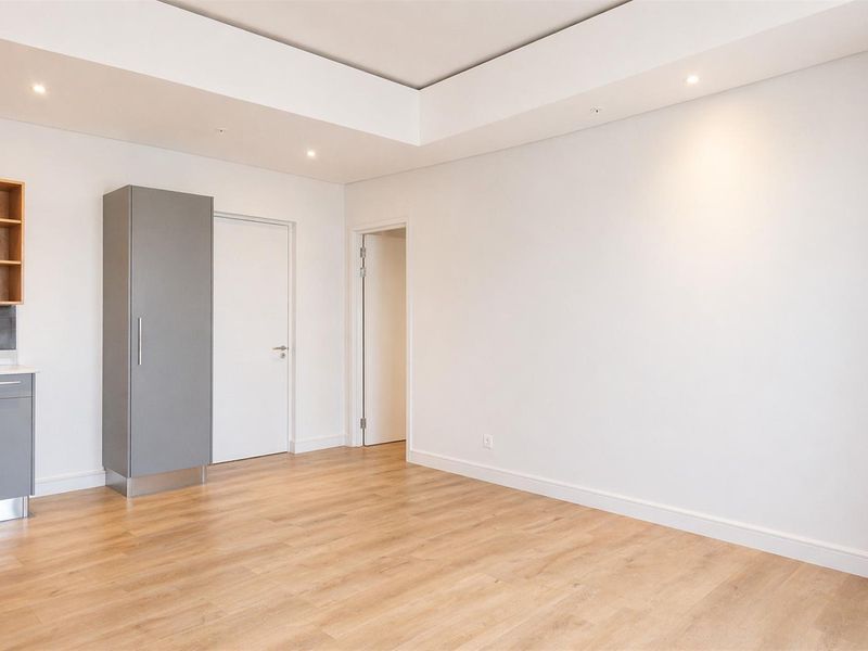 Luxury Harbour-Facing 2-Bedroom En-Suite Apartment | Exclusive Secure Living Near the VA Waterfront - Photo 5