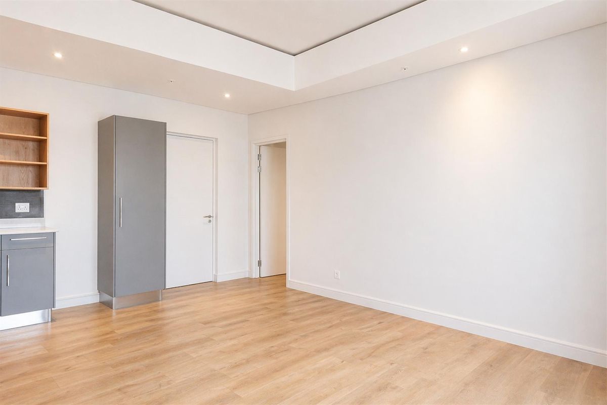 Luxury Harbour-Facing 2-Bedroom En-Suite Apartment | Exclusive Secure Living Near the VA Waterfront - Photo 5