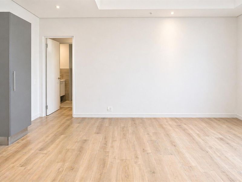 Luxury Harbour-Facing 2-Bedroom En-Suite Apartment | Exclusive Secure Living Near the VA Waterfront - Photo 3