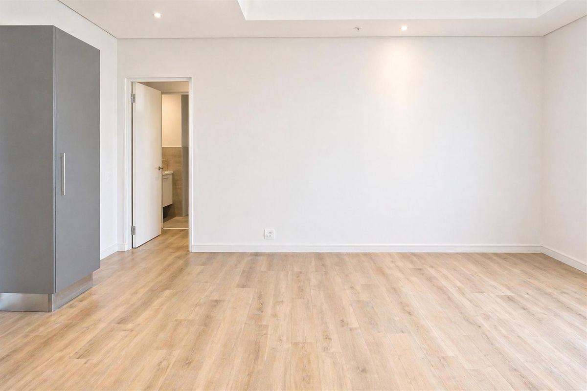 Luxury Harbour-Facing 2-Bedroom En-Suite Apartment | Exclusive Secure Living Near the VA Waterfront - Photo 3