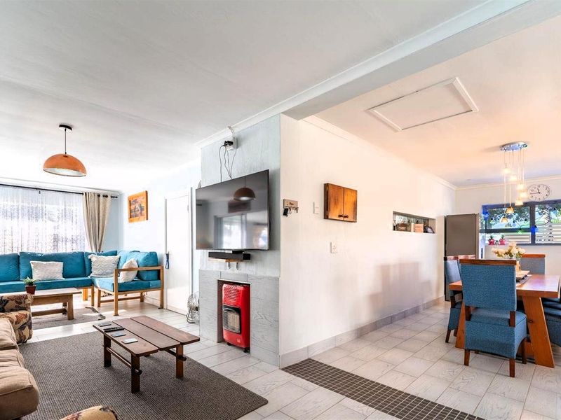 Phase 1 Marina Martinique Gem - 3 Bedroom Home Steps from Canals | Inverter, Slipway Access - Photo 7