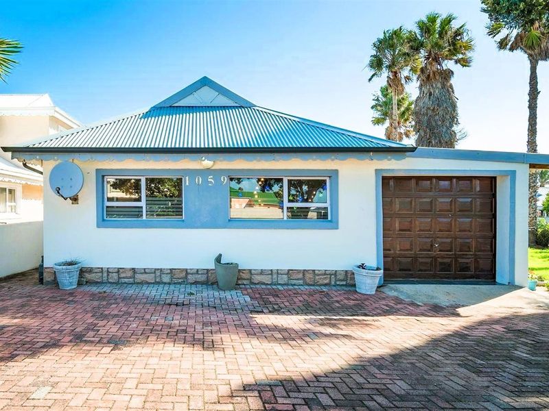 Phase 1 Marina Martinique Gem - 3 Bedroom Home Steps from Canals | Inverter, Slipway Access - Photo 2