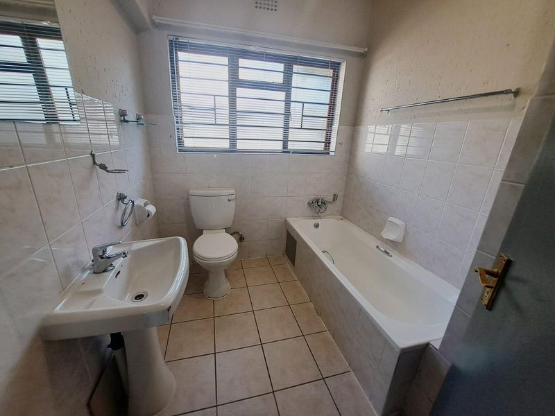 House To Rent in Lonehill, Sandton - Photo 6