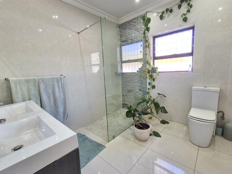 Spacious Family Home with Entertainer’s Backyard in Door De Kraal - Photo 10
