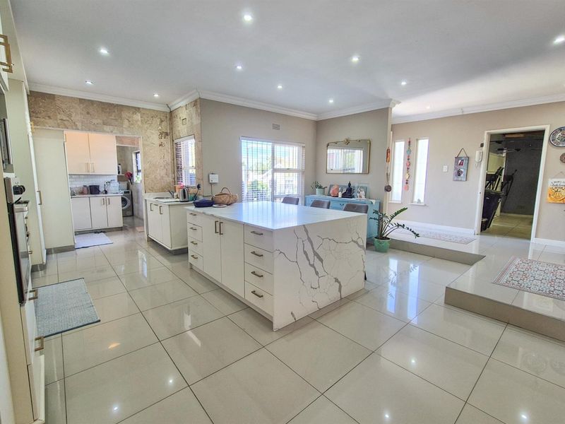 Spacious Family Home with Entertainer’s Backyard in Door De Kraal - Photo 2