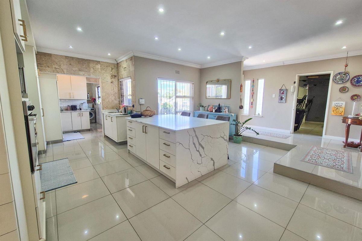 Spacious Family Home with Entertainer’s Backyard in Door De Kraal - Photo 2
