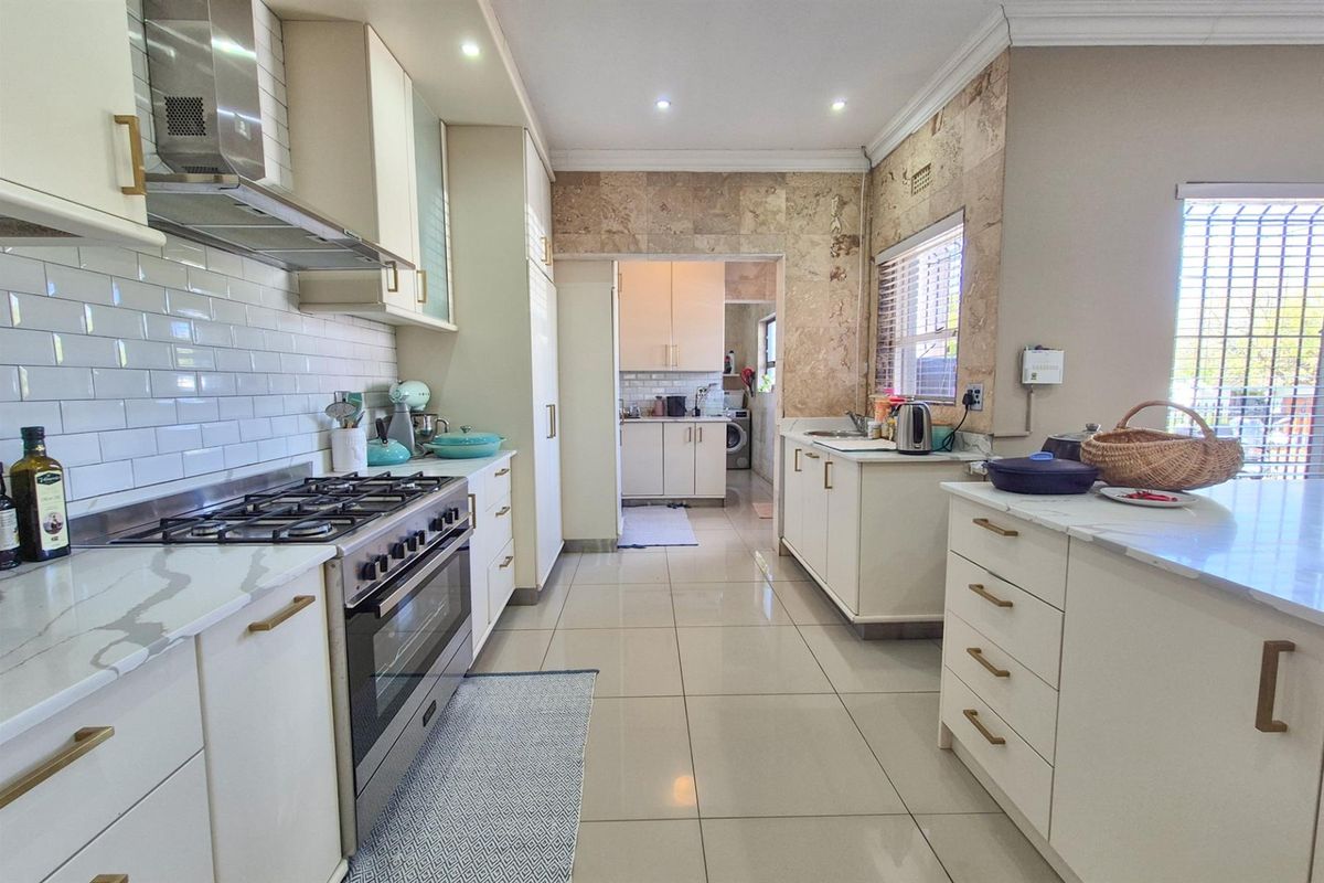 Spacious Family Home with Entertainer’s Backyard in Door De Kraal - Photo 3