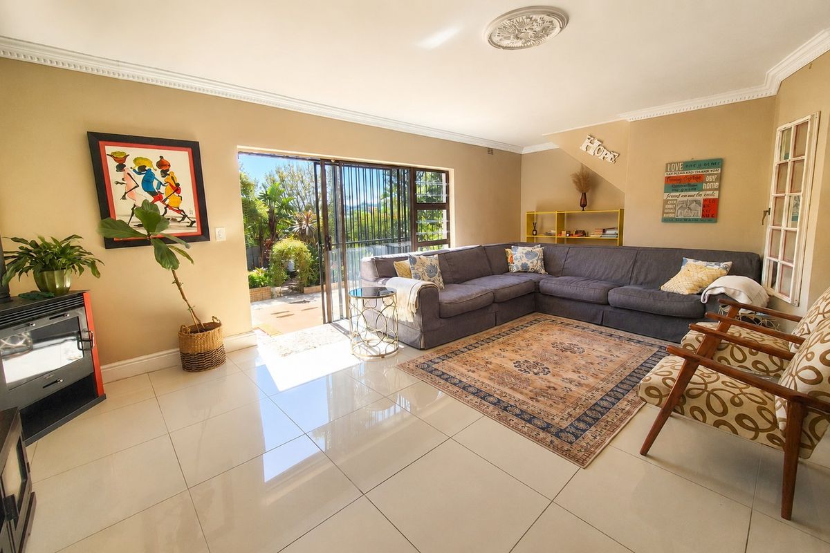 Spacious Family Home with Entertainer’s Backyard in Door De Kraal - Photo 5