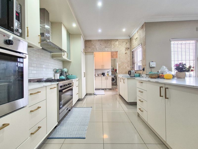 Spacious Family Home with Entertainer’s Backyard in Door De Kraal - Photo 9