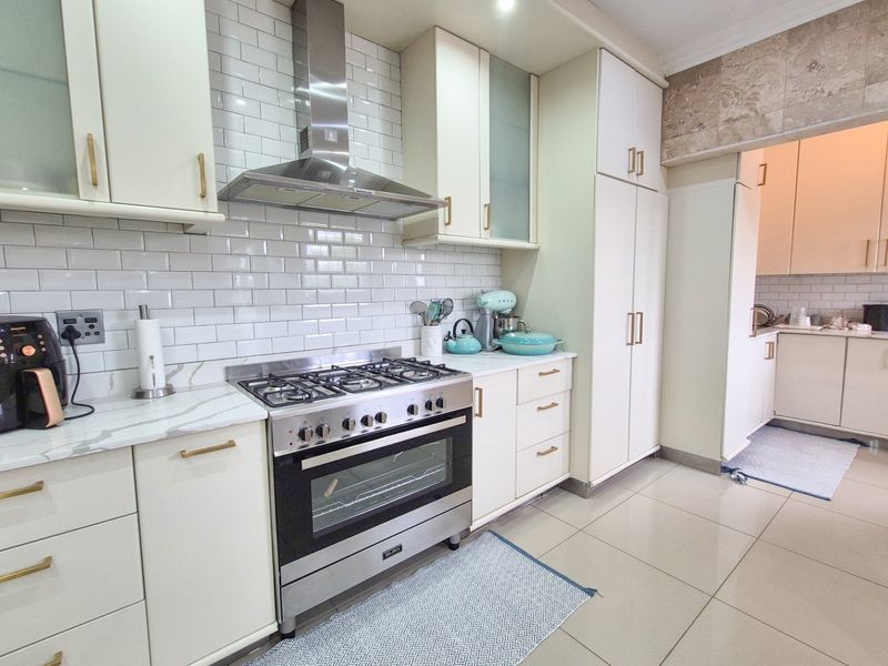 Spacious Family Home with Entertainer’s Backyard in Door De Kraal - Photo 10