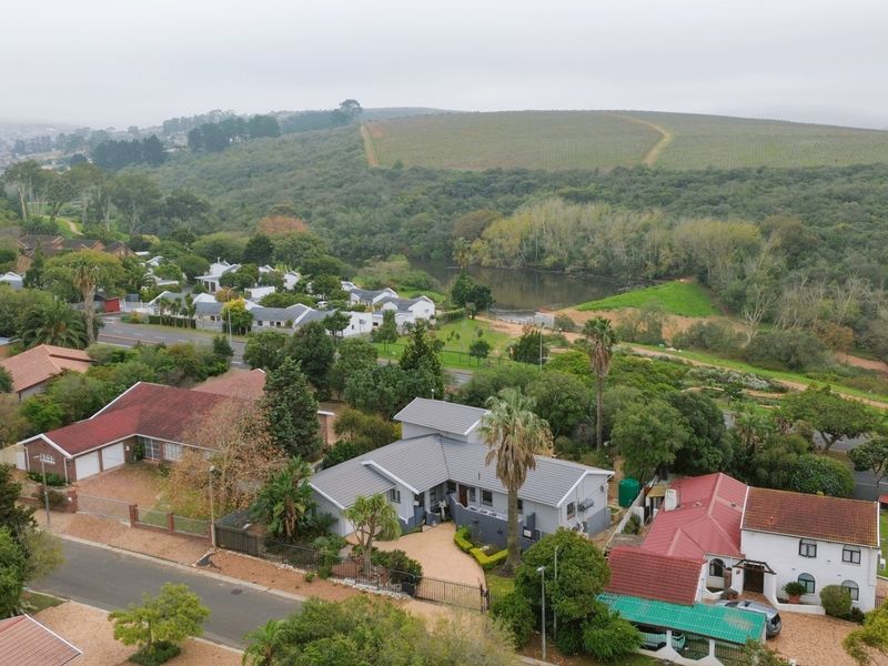 Spacious Family Home with Entertainer’s Backyard in Door De Kraal - Photo 3