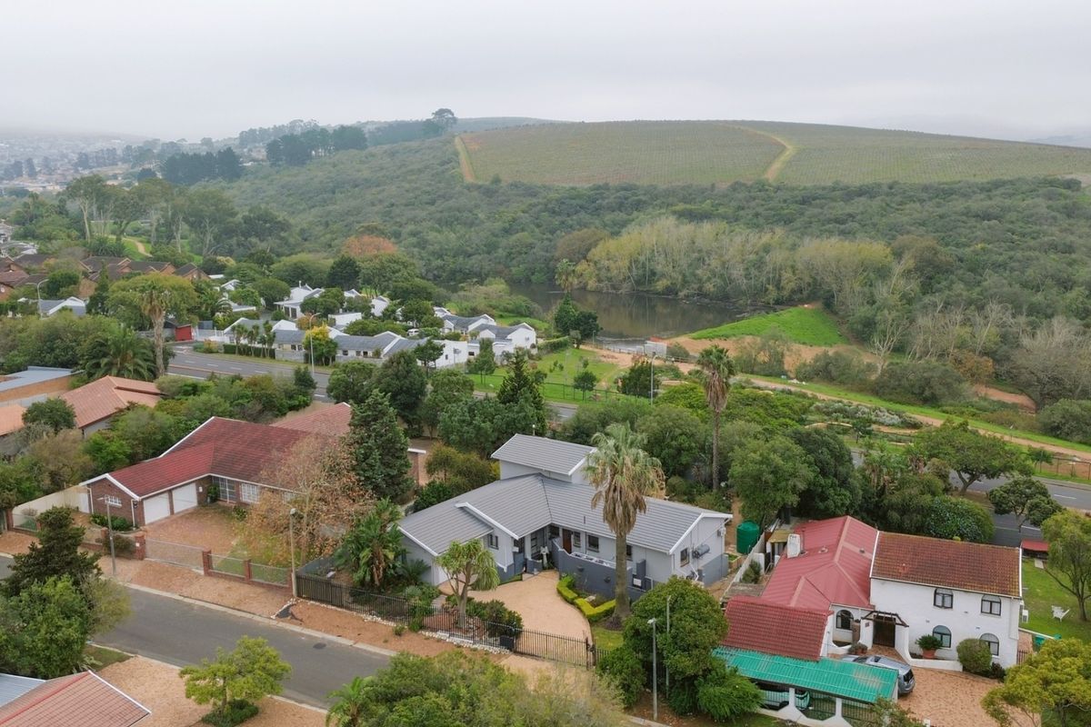 Spacious Family Home with Entertainer’s Backyard in Door De Kraal - Photo 4