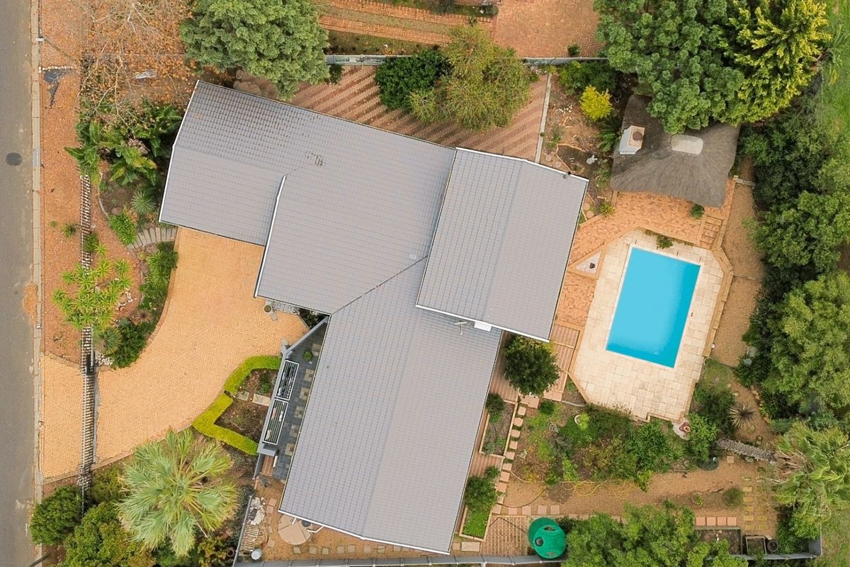 Spacious Family Home with Entertainer’s Backyard in Door De Kraal - Photo 2