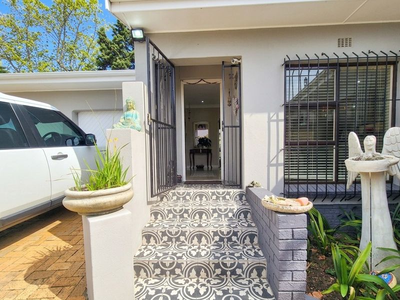 Spacious Family Home with Entertainer’s Backyard in Door De Kraal - Photo 4