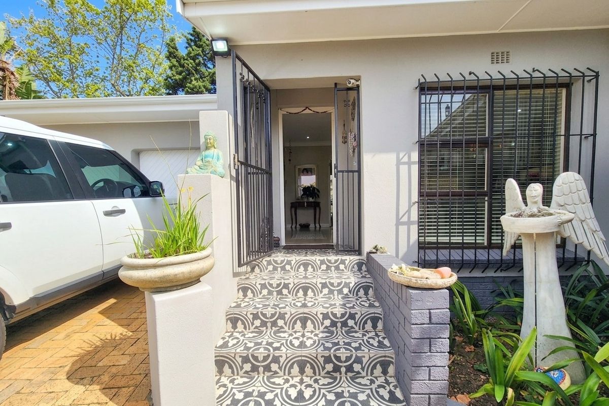 Spacious Family Home with Entertainer’s Backyard in Door De Kraal - Photo 5
