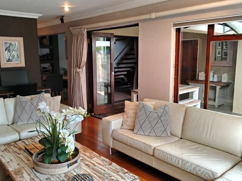 Charming very low maintenance  Three Bedroom House for sale in Eldo - Photo 2