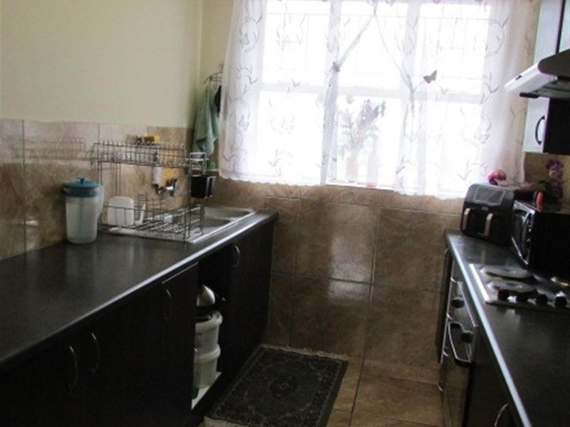 Spacious Apartment with Balcony in Wonderboom South - Photo 9