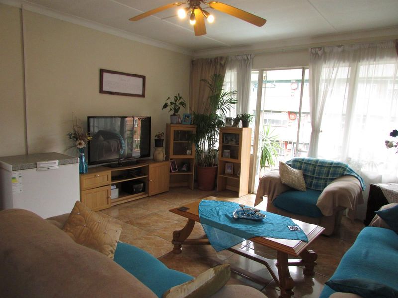Spacious Apartment with Balcony in Wonderboom South - Photo 8