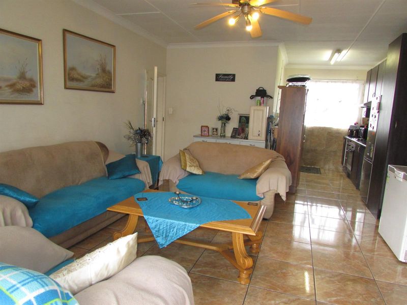 Spacious Apartment with Balcony in Wonderboom South - Photo 4