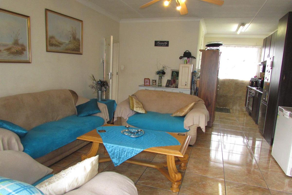 Spacious Apartment with Balcony in Wonderboom South - Photo 4