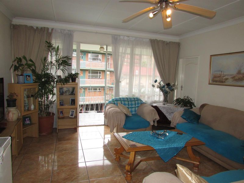 Spacious Apartment with Balcony in Wonderboom South - Photo 7