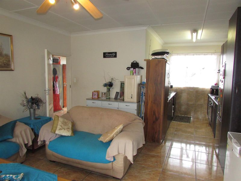 Spacious Apartment with Balcony in Wonderboom South - Photo 5