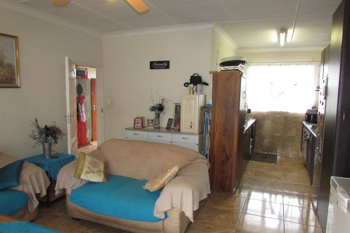 Spacious Apartment with Balcony in Wonderboom South - Photo 5