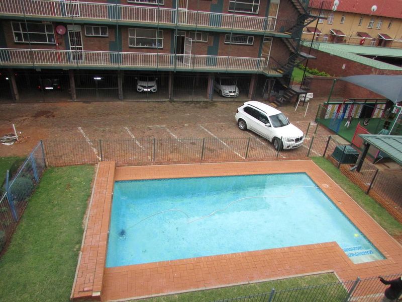 Spacious Apartment with Balcony in Wonderboom South - Photo 3