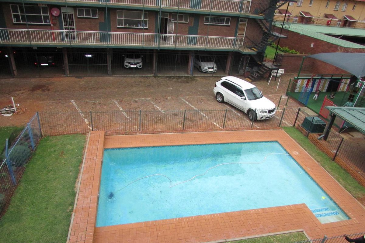 Spacious Apartment with Balcony in Wonderboom South - Photo 3