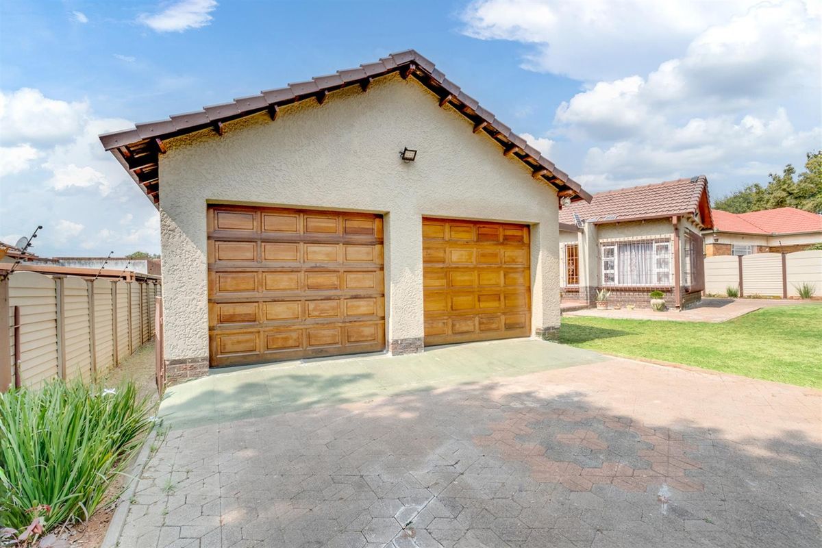 Spacious Home For Sale in Hurlyvale, Edenvale - Photo 4