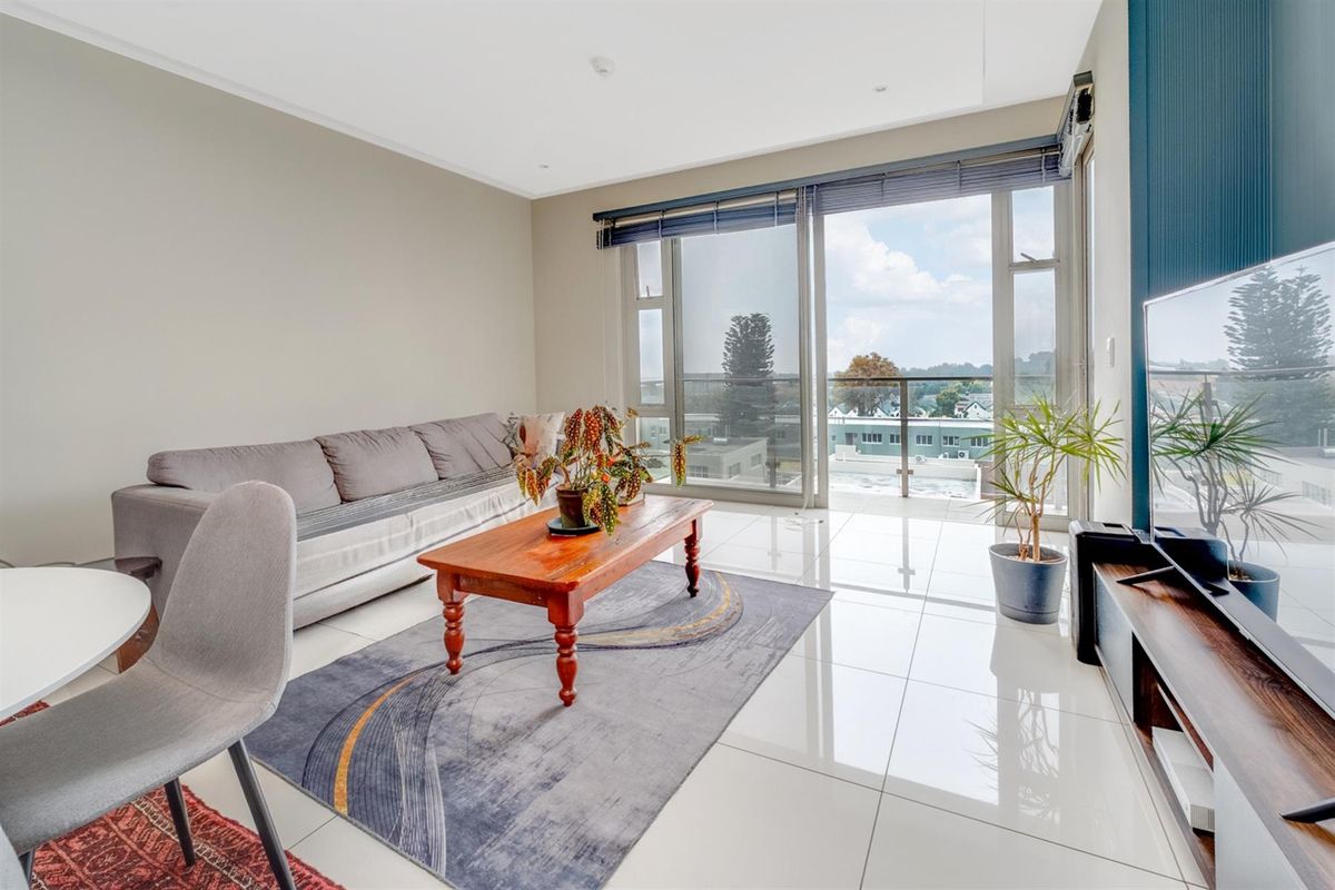 Stylish Apartment For Sale in The Tyrwhitt, Rosebank, Johannesburg - Photo 2