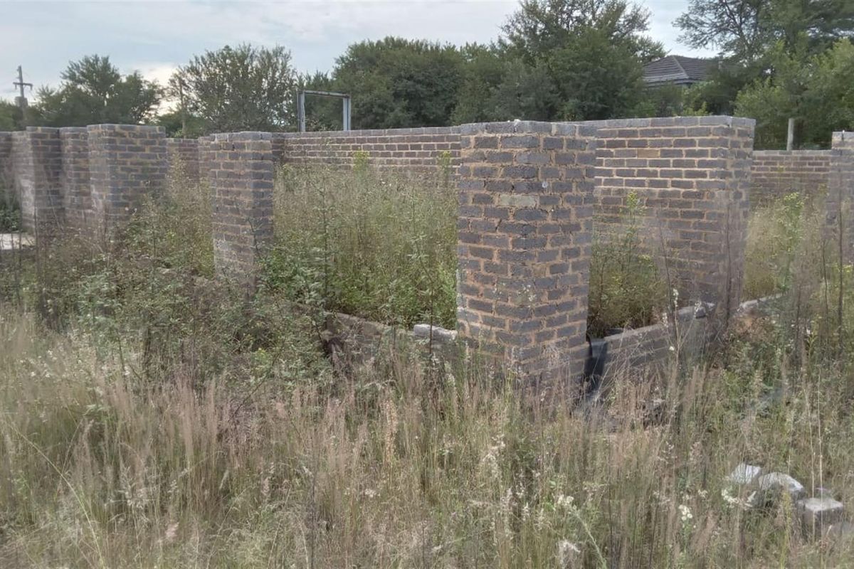 UNFINISHED GEM WITH STUNNING VIEWS - CREATE YOUR DREAM ESCAPE - Photo 3