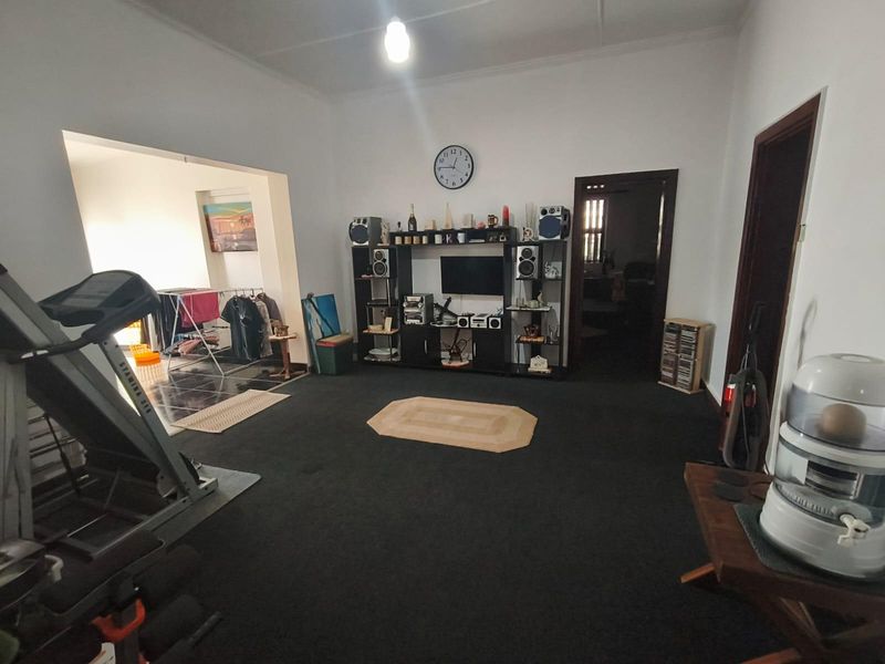 High Gate - Prestige 4 Bedroom house ( Including attached Flatlet ) - Photo 3