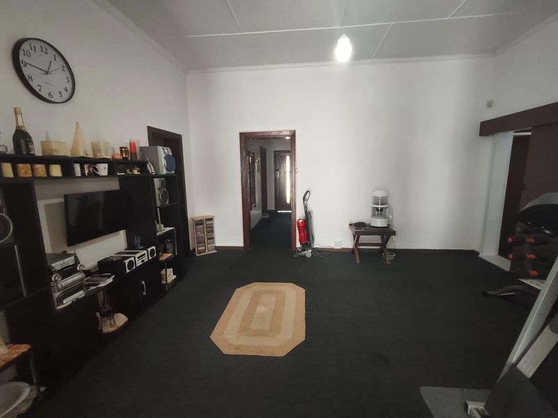 High Gate - Prestige 4 Bedroom house ( Including attached Flatlet ) - Photo 4