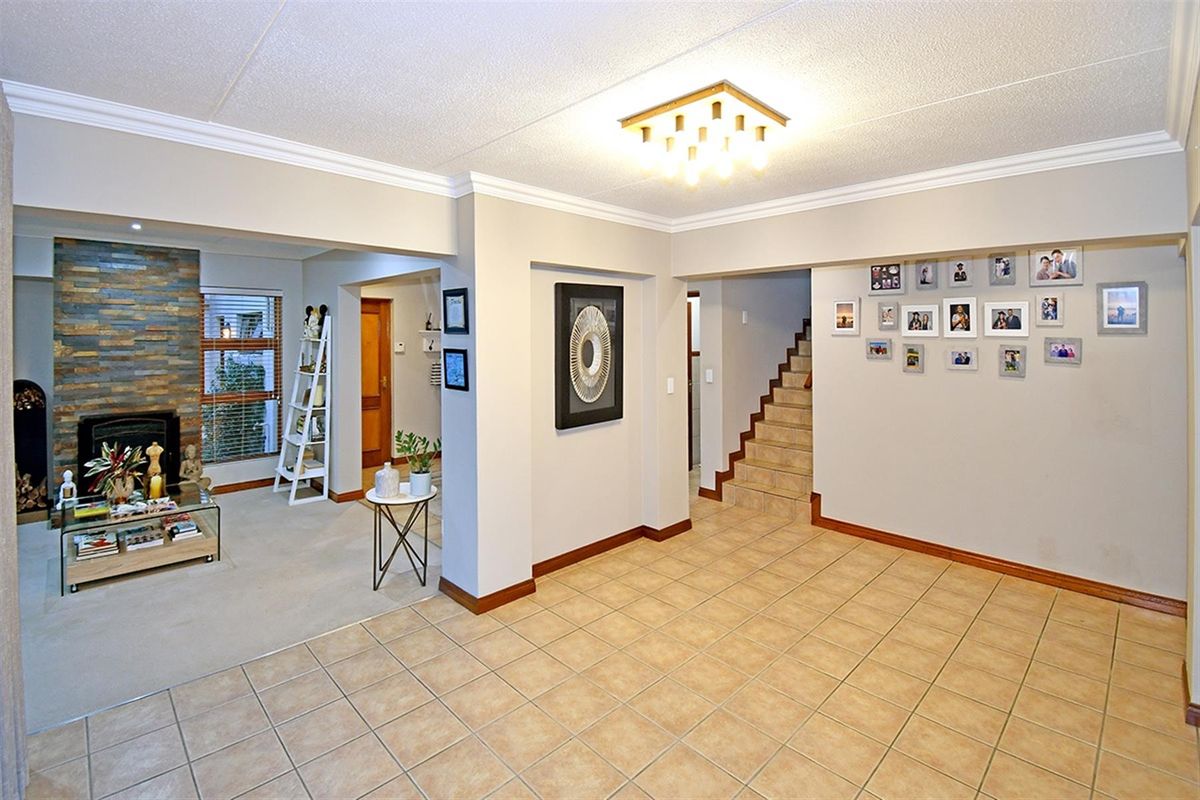 Effortless Luxury and Secure Estate Living in Prestigious Villa di Castello, Sunninghill - Photo 5