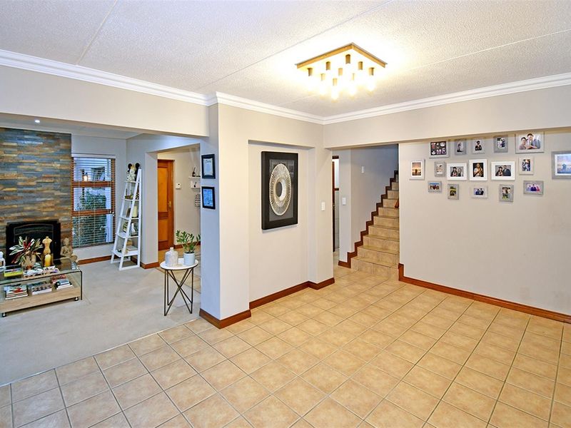 Effortless Luxury and Secure Estate Living in Prestigious Villa di Castello, Sunninghill - Photo 5