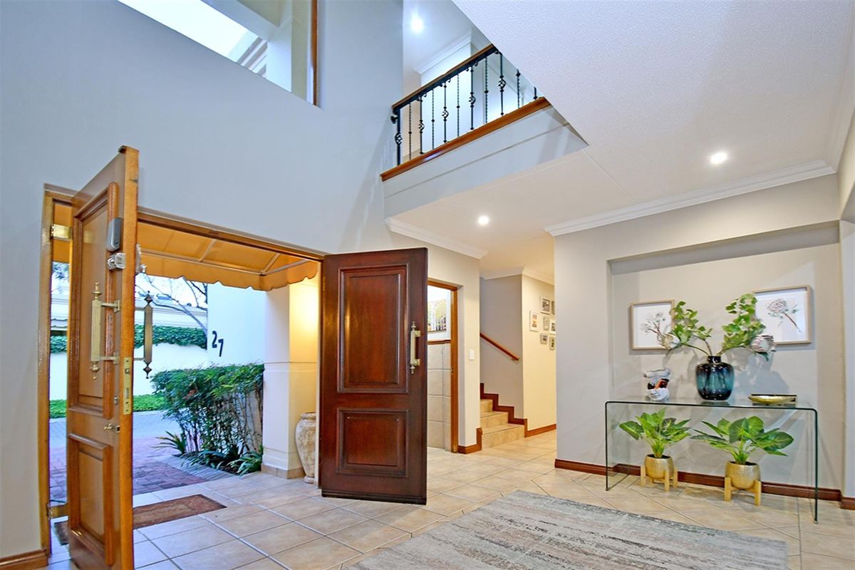 Effortless Luxury and Secure Estate Living in Prestigious Villa di Castello, Sunninghill - Photo 2