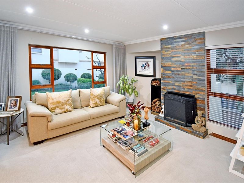 Effortless Luxury and Secure Estate Living in Prestigious Villa di Castello, Sunninghill - Photo 10