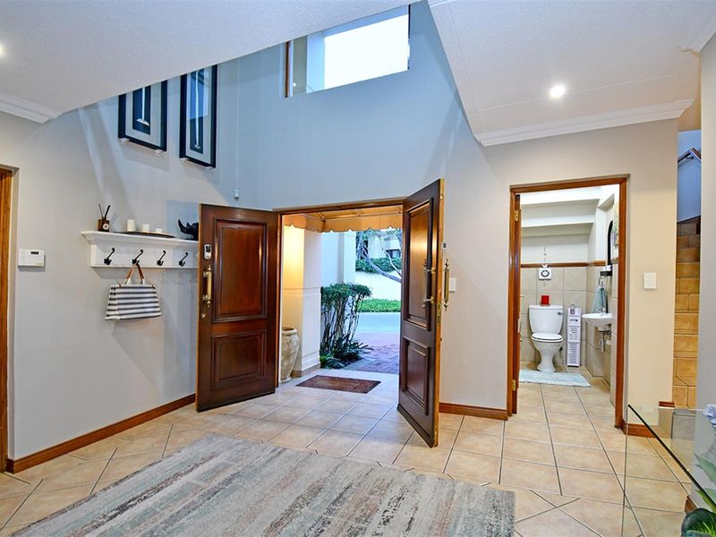 Effortless Luxury and Secure Estate Living in Prestigious Villa di Castello, Sunninghill - Photo 3