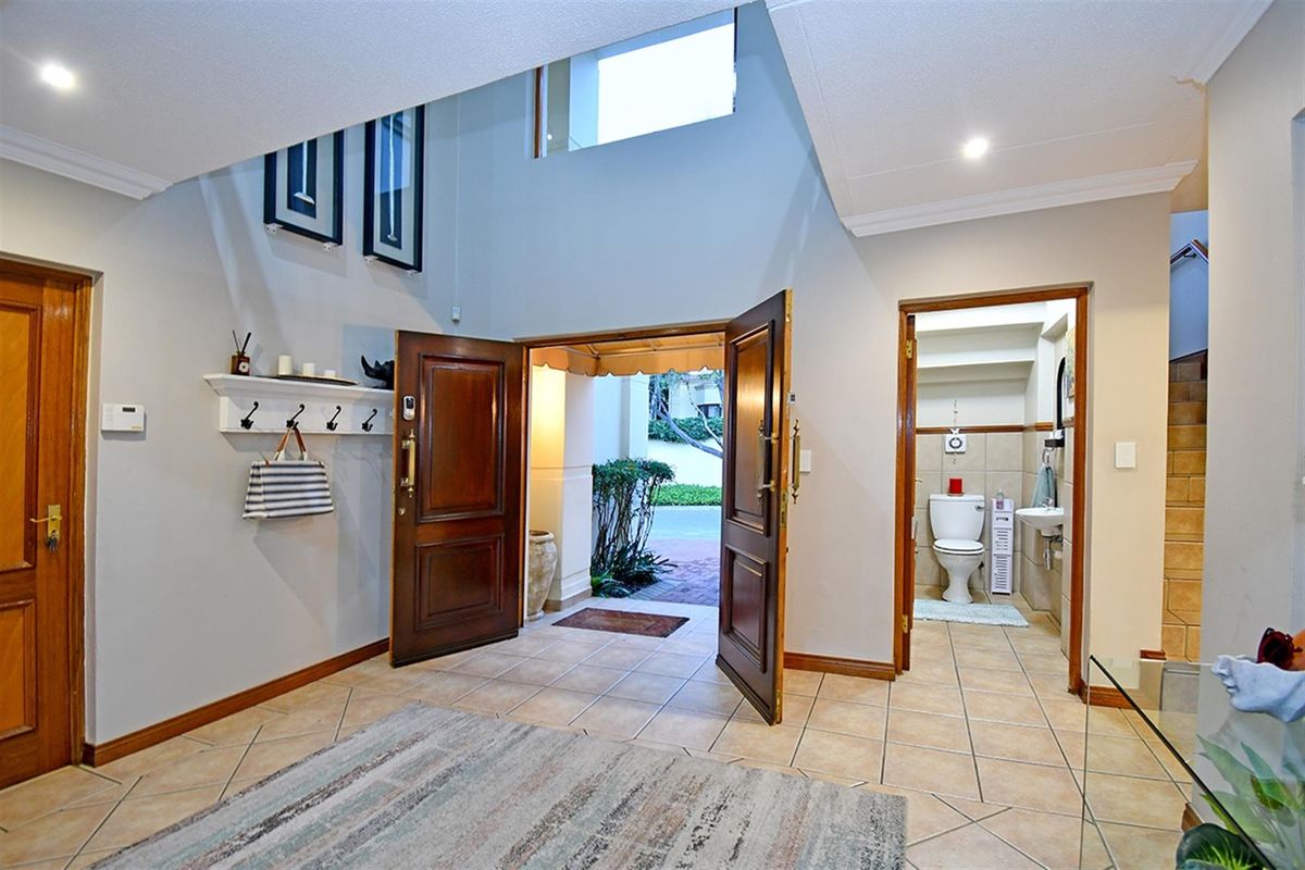 Effortless Luxury and Secure Estate Living in Prestigious Villa di Castello, Sunninghill - Photo 3