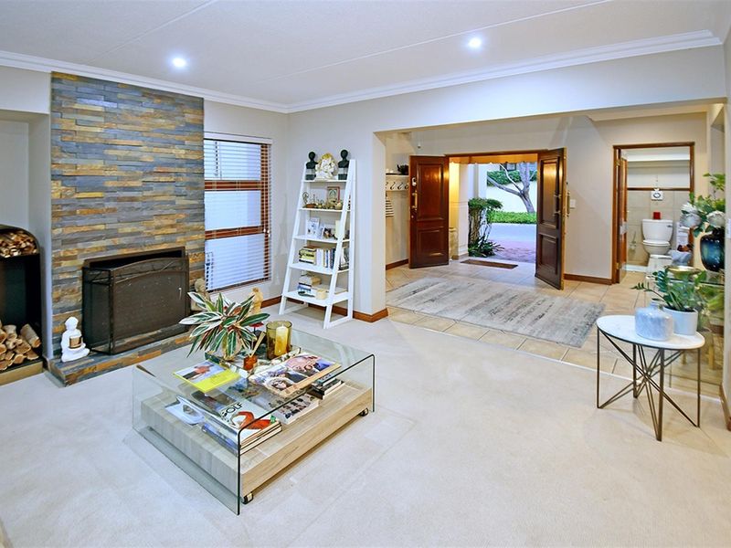Effortless Luxury and Secure Estate Living in Prestigious Villa di Castello, Sunninghill - Photo 8