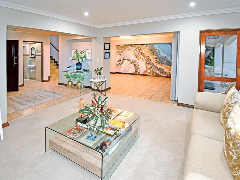 Effortless Luxury and Secure Estate Living in Prestigious Villa di Castello, Sunninghill - Photo 7