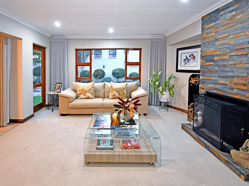 Effortless Luxury and Secure Estate Living in Prestigious Villa di Castello, Sunninghill - Photo 6