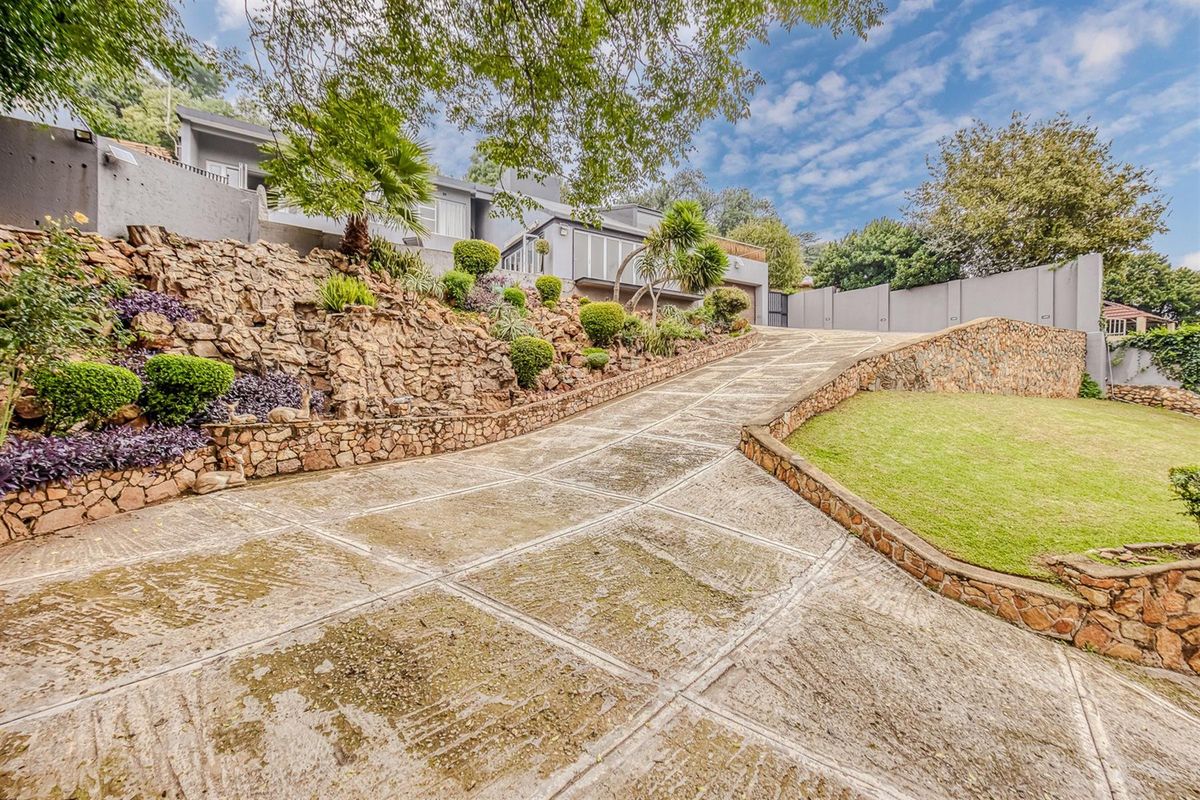 Modern Hillside Luxury with Panoramic Views - Photo 3